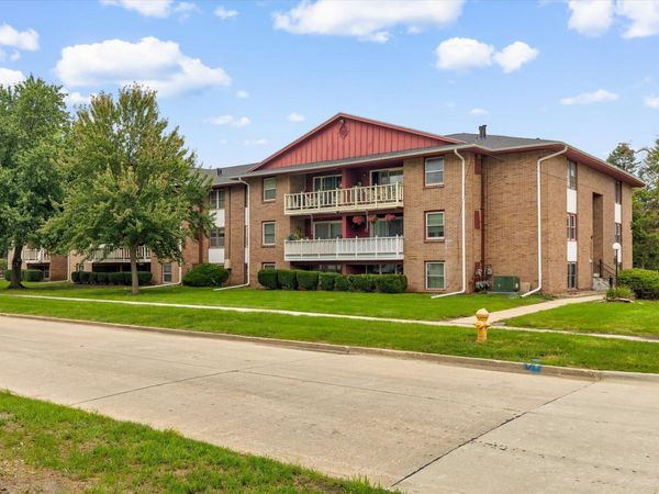 7815 Douglas Avenue, Unit 304, Urbandale, IA 50322