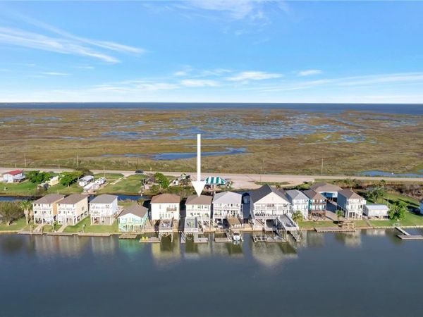 223 PR 670, Matagorda, TX 77457