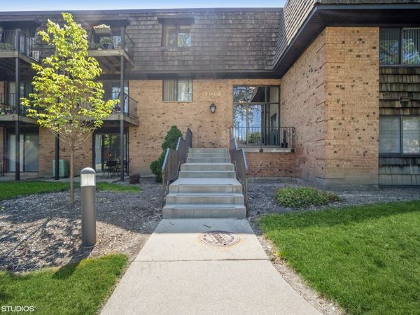 4 Oak Creek Drive, Unit 1504, Buffalo Grove, IL 60089