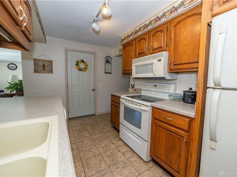 1039 Heathwood Drive, Englewood, OH 45322 Photo 12