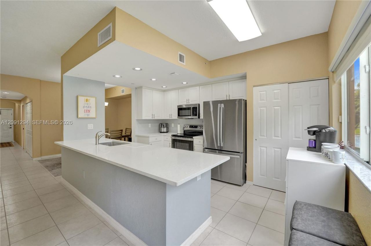 7735 Yardley Dr, Unit 213, Tamarac, FL 33321 Photo
