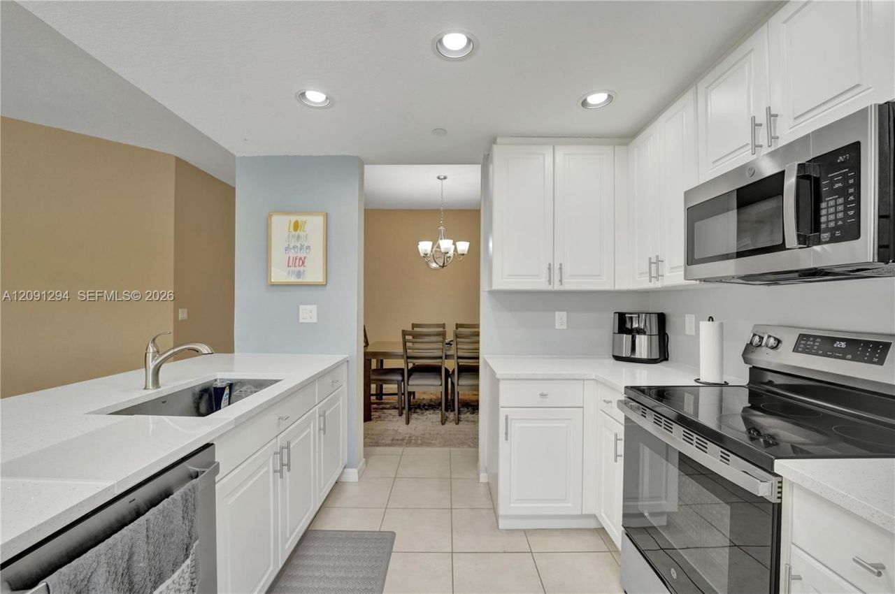 7735 Yardley Dr, Unit 213, Tamarac, FL 33321 Photo