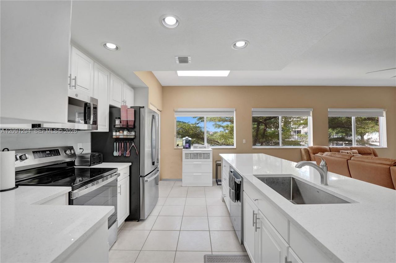 7735 Yardley Dr, Unit 213, Tamarac, FL 33321 Photo