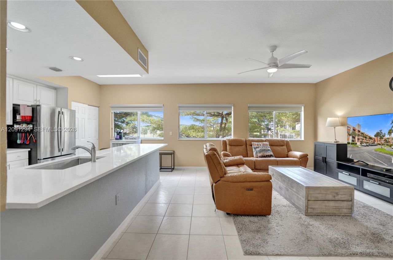 7735 Yardley Dr, Unit 213, Tamarac, FL 33321 Photo