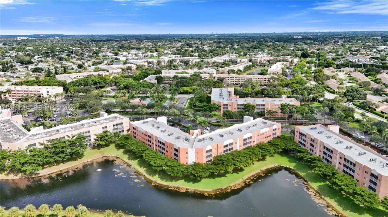 7735 Yardley Dr, Unit 213, Tamarac, FL 33321 Photo