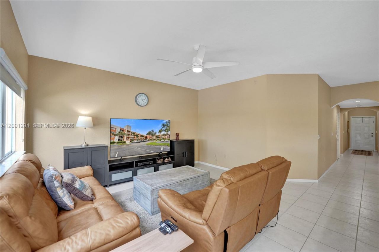 7735 Yardley Dr, Unit 213, Tamarac, FL 33321 Photo