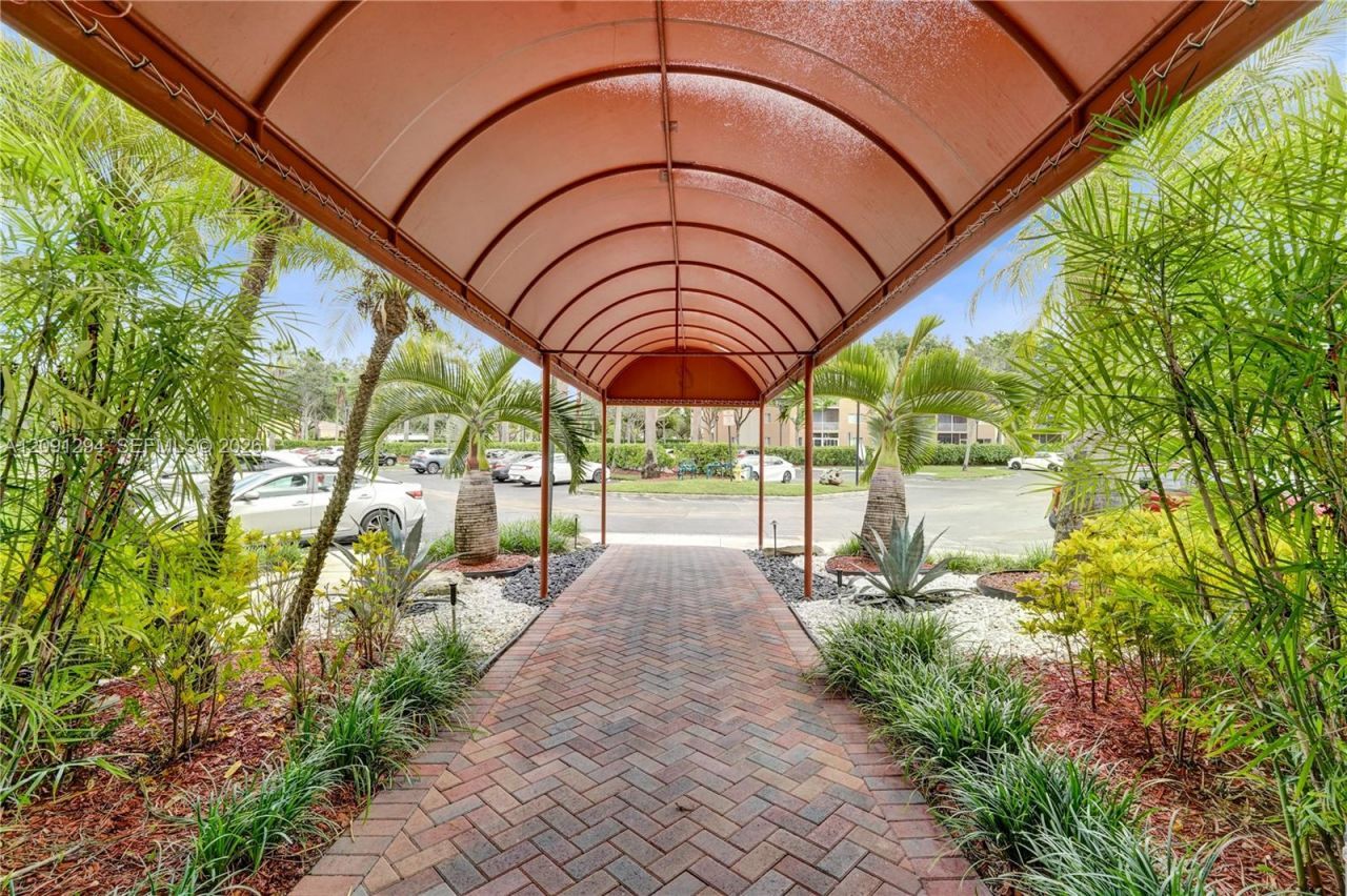 7735 Yardley Dr, Unit 213, Tamarac, FL 33321 Photo