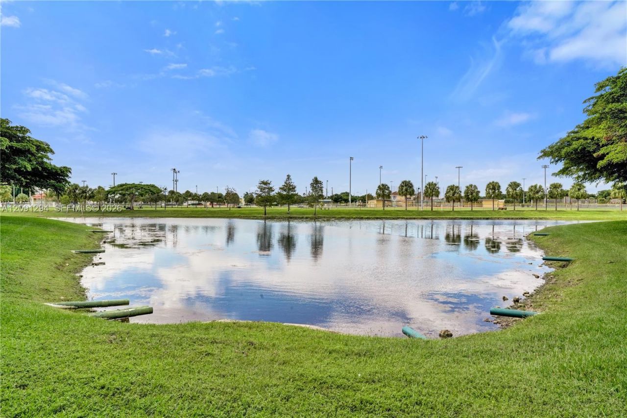 7735 Yardley Dr, Unit 213, Tamarac, FL 33321 Photo