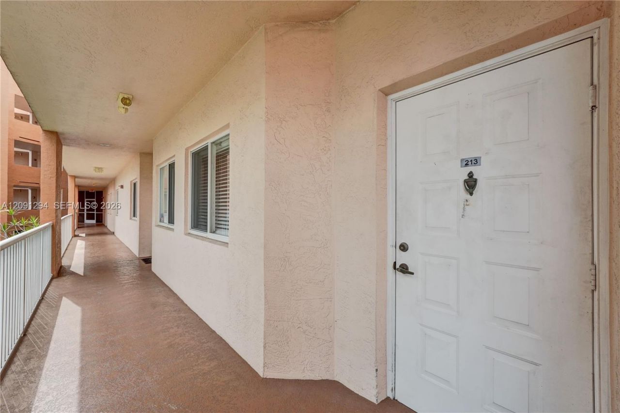 7735 Yardley Dr, Unit 213, Tamarac, FL 33321 Photo