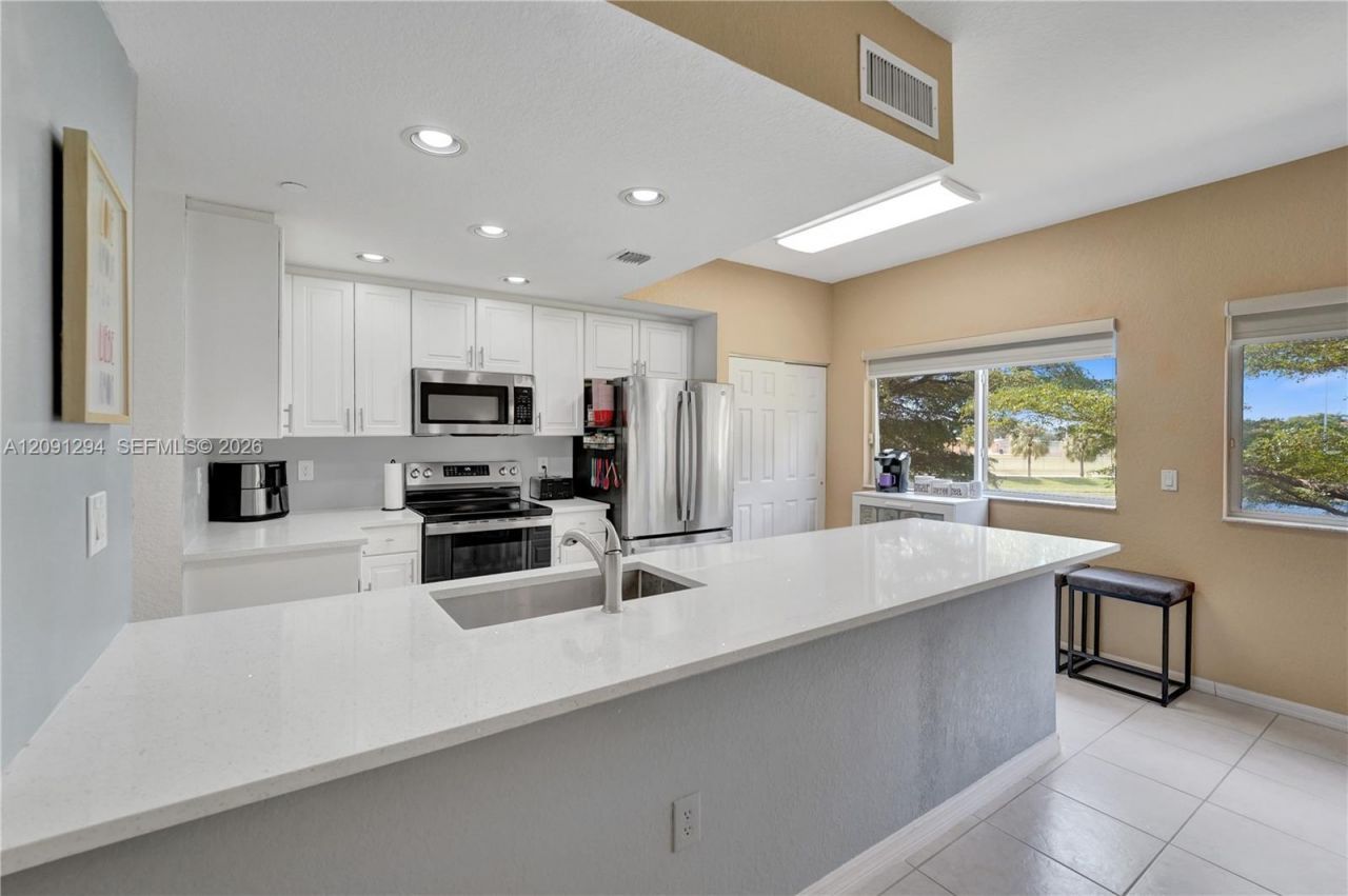7735 Yardley Dr, Unit 213, Tamarac, FL 33321 Photo