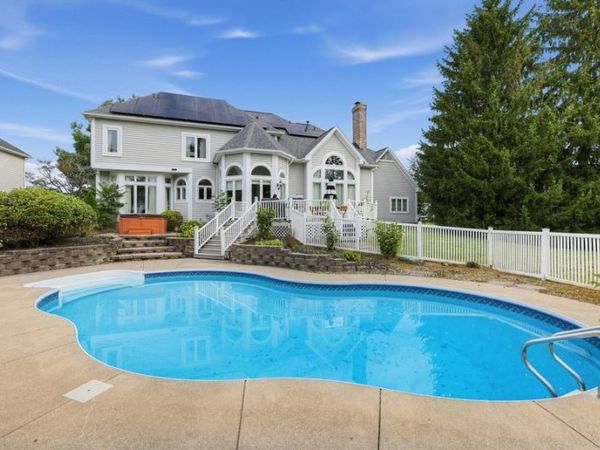 2 Pipers Meadow Trl, Penfield, NY 14526