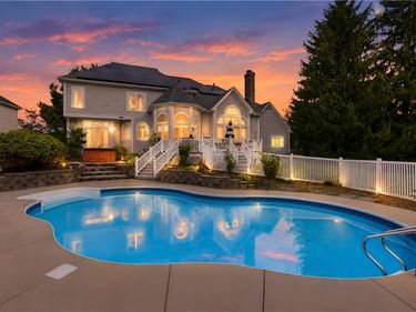 2 Pipers Meadow Trl, Penfield, NY 14526
