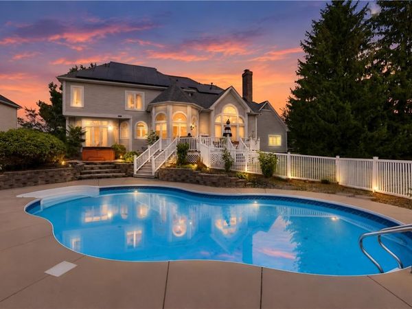 2 Pipers Meadow Trl, Penfield, NY 14526