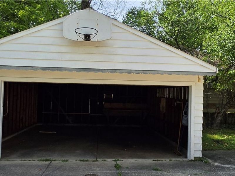 10017 W Ridgewood Drive, Parma Heights, OH 44130 Photo 5