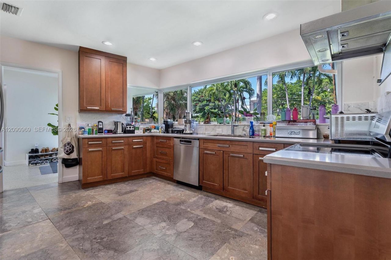 9217 Bay Dr, Surfside, FL 33154 Photo