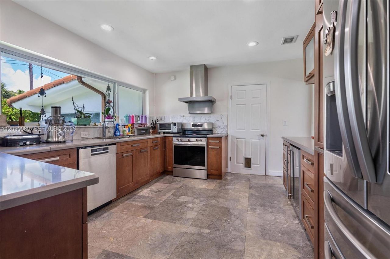 9217 Bay Dr, Surfside, FL 33154 Photo