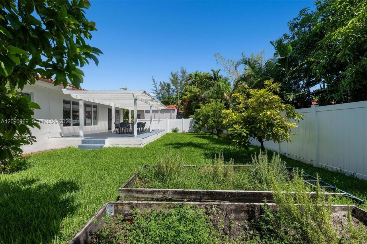 9217 Bay Dr, Surfside, FL 33154 Photo