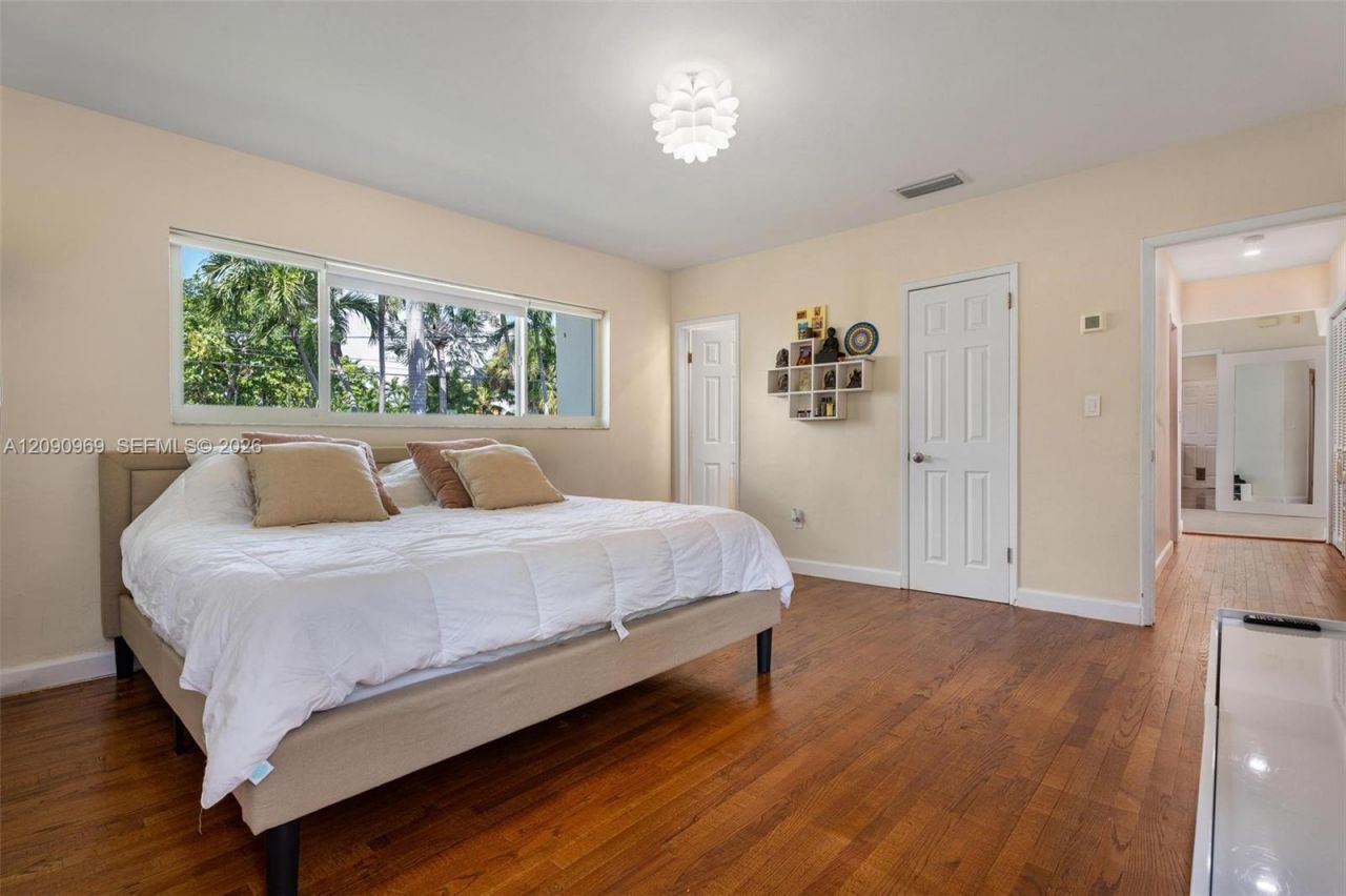 9217 Bay Dr, Surfside, FL 33154 Photo
