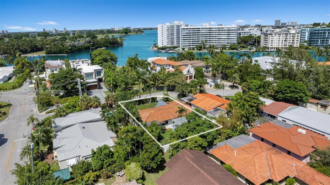 9217 Bay Dr, Surfside, FL 33154 Photo