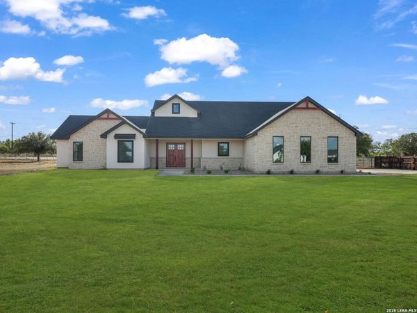 101 W MEDIUM MEADOW DR, Lytle, TX 78052
