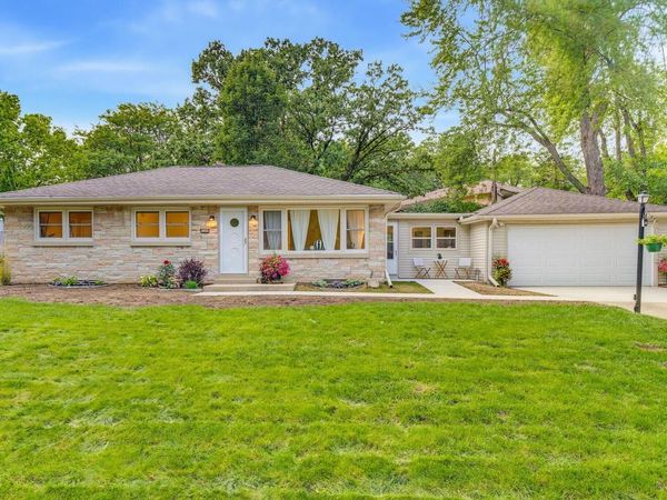 3285 N Knoll BOULEVARD, Wauwatosa, WI 53222