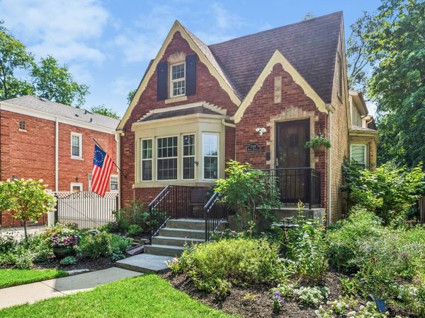 7049 N Moselle Avenue, Chicago, IL 60646