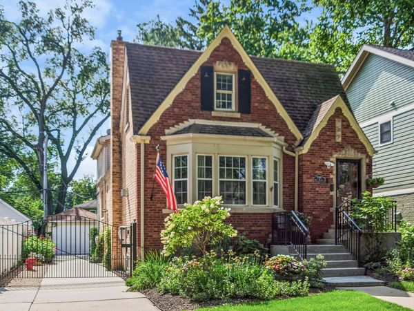 7049 N Moselle Avenue, Chicago, IL 60646