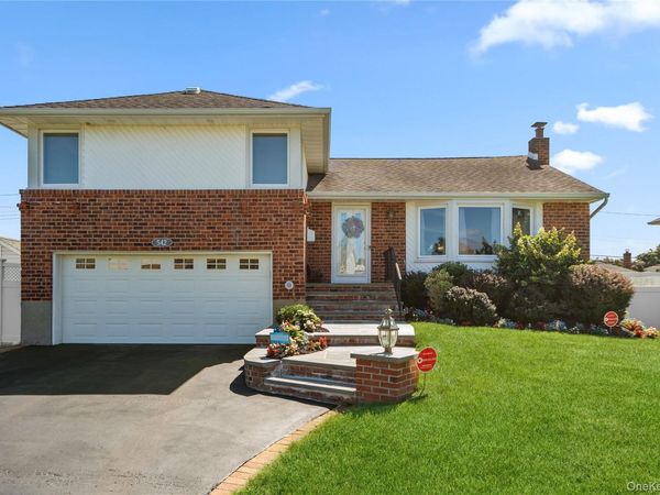 542 N Suffolk Avenue , Massapequa, NY 11758