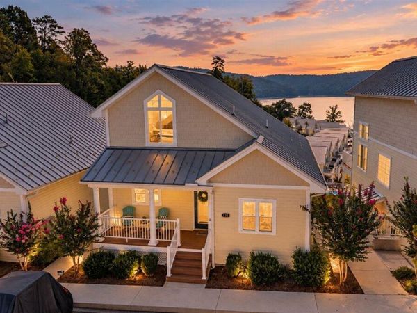 131 N Deer Village Lane, LaFollette, TN 37766