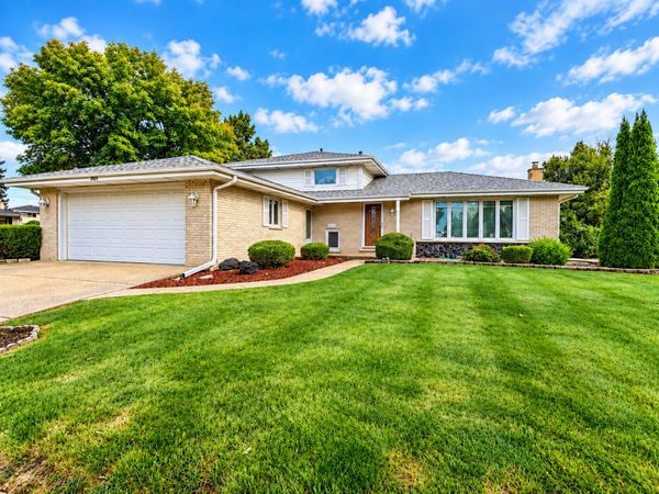 1023 S Lancaster Street , Mount Prospect, IL 60056