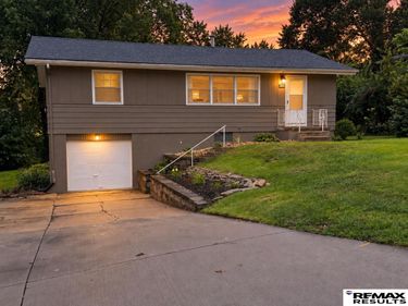 8809 Nicholas Street, Omaha, NE 68114