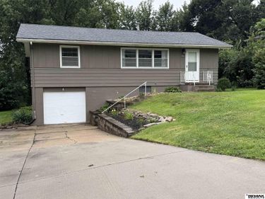 8809 Nicholas Street, Omaha, NE 68114