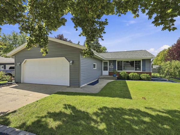 1621 N BLOSSOM DRIVE, Appleton, WI 54914