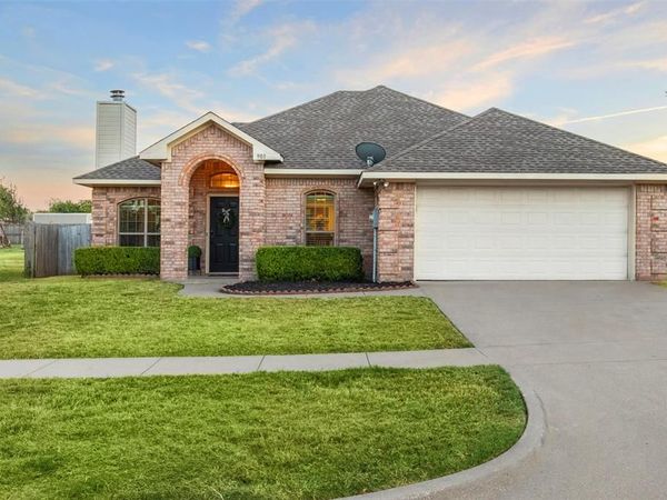 903 E Burnett Street, Ennis, TX 75119
