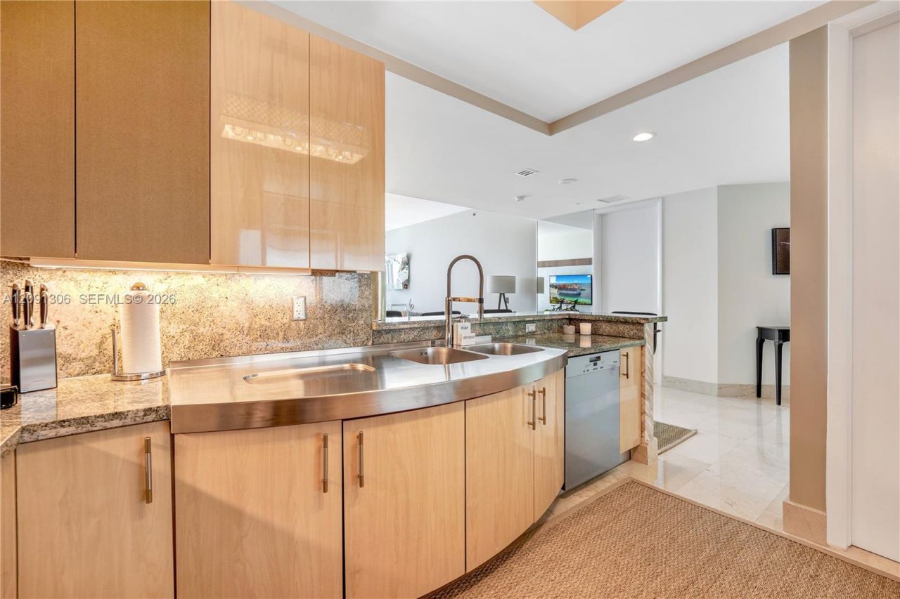 100 S Pointe Dr, Unit 2403, Miami Beach, FL 33139 Photo