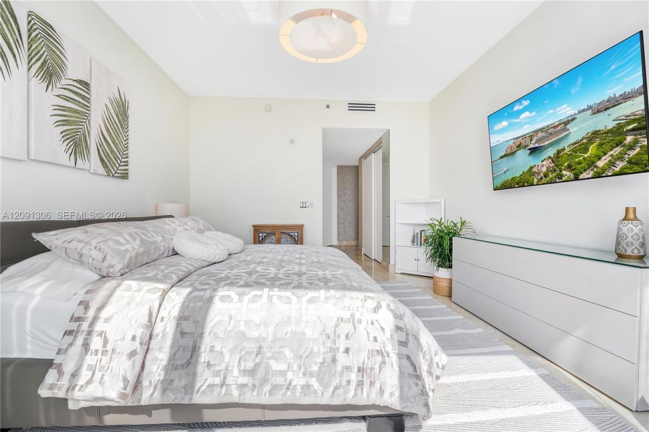 100 S Pointe Dr, Unit 2403, Miami Beach, FL 33139 Photo