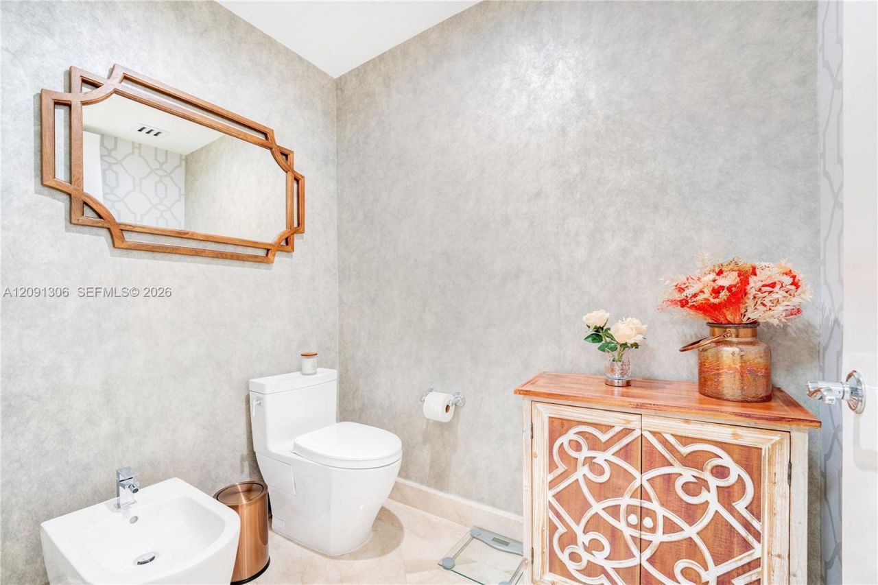 100 S Pointe Dr, Unit 2403, Miami Beach, FL 33139 Photo