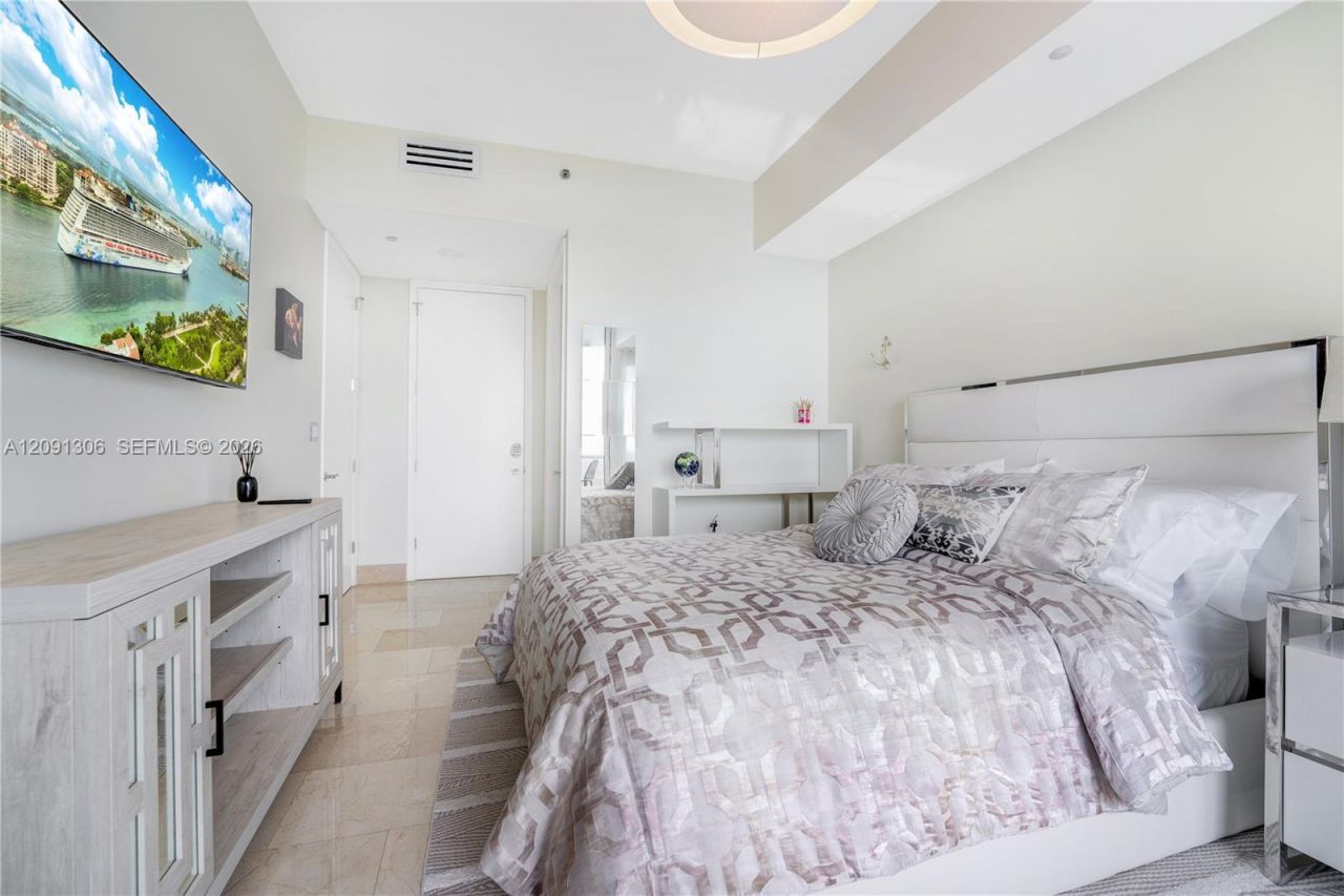 100 S Pointe Dr, Unit 2403, Miami Beach, FL 33139 Photo