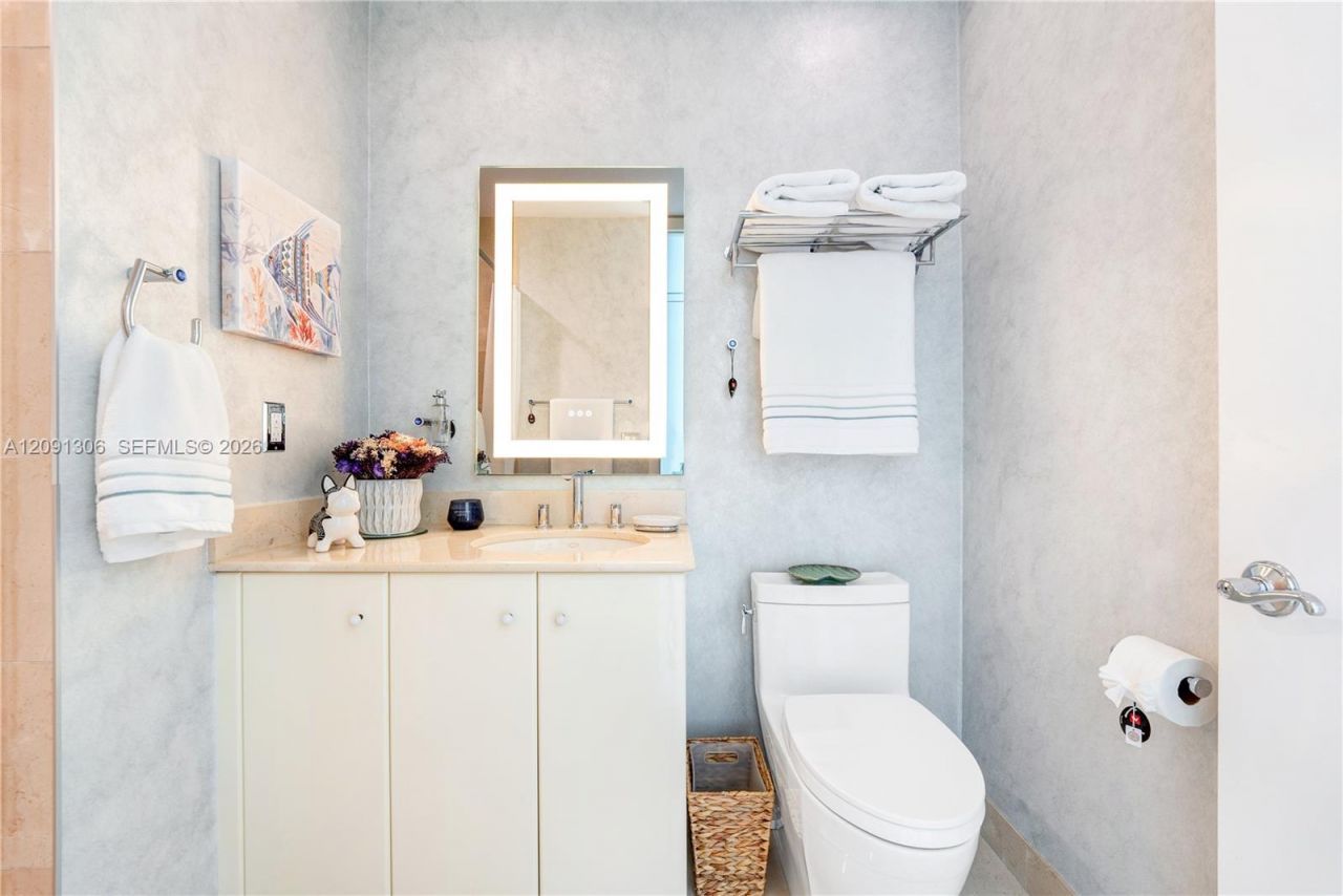100 S Pointe Dr, Unit 2403, Miami Beach, FL 33139 Photo