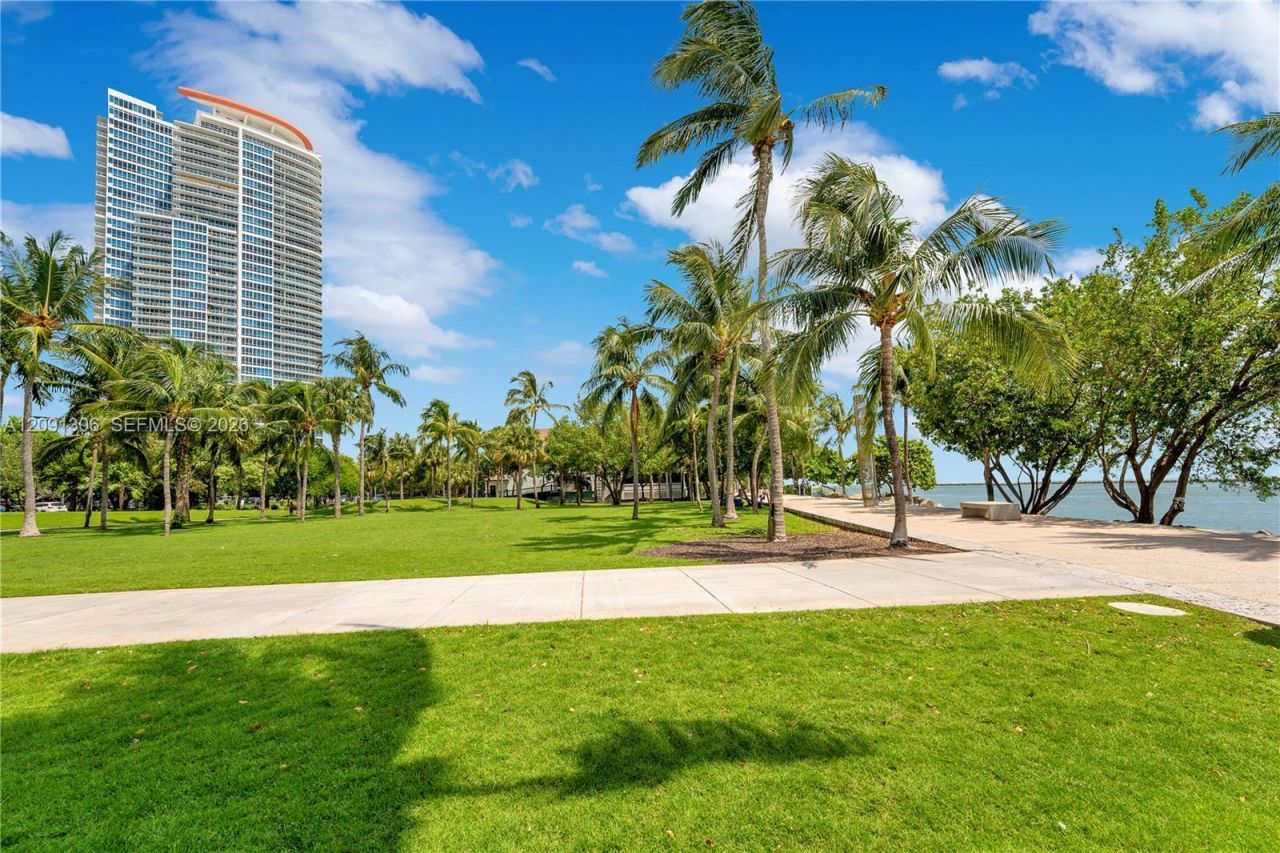 100 S Pointe Dr, Unit 2403, Miami Beach, FL 33139 Photo