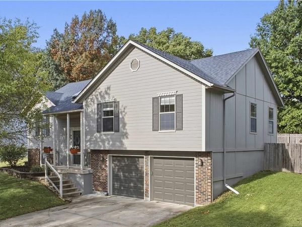 608 SE Pendleton Drive, Lee's Summit, MO 64063