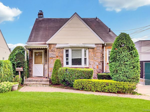 569 Greenway E, West Hempstead, NY 11552