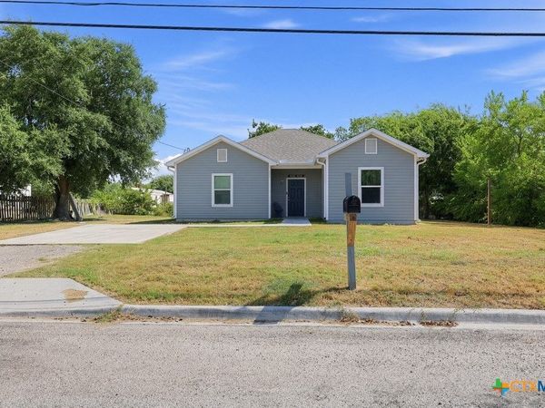 820 S Benavides Street , Port Lavaca, TX 77979