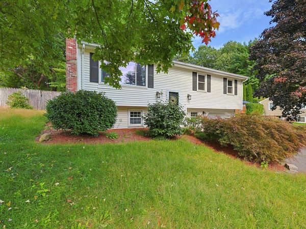 27 Country Club Dr, Westfield, MA 01085