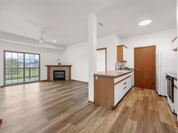 250 Cimarron Drive , Unit 213, Hiawatha, IA 52233