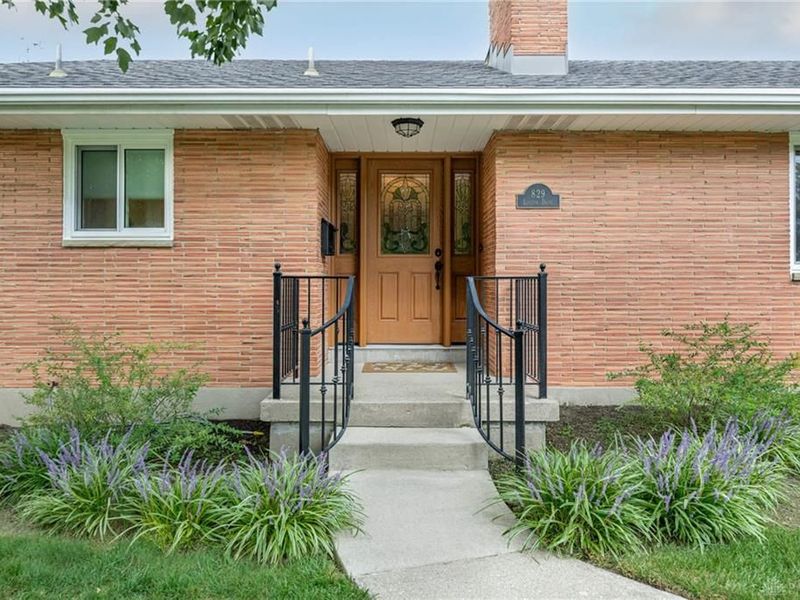 829 Lovetta Drive, Kettering, OH 45429 Photo 2