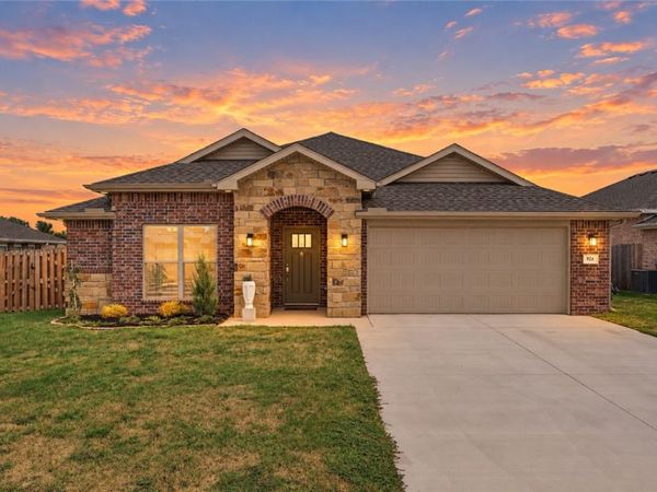 824 Lewis Street, Pea Ridge, AR 72751