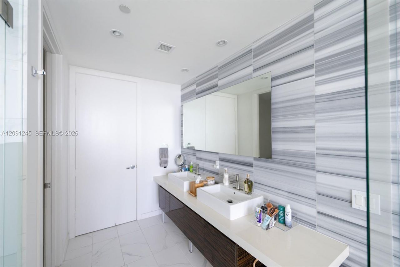 1100 Biscayne Blvd , Unit 3302, Miami, FL 33132 Photo