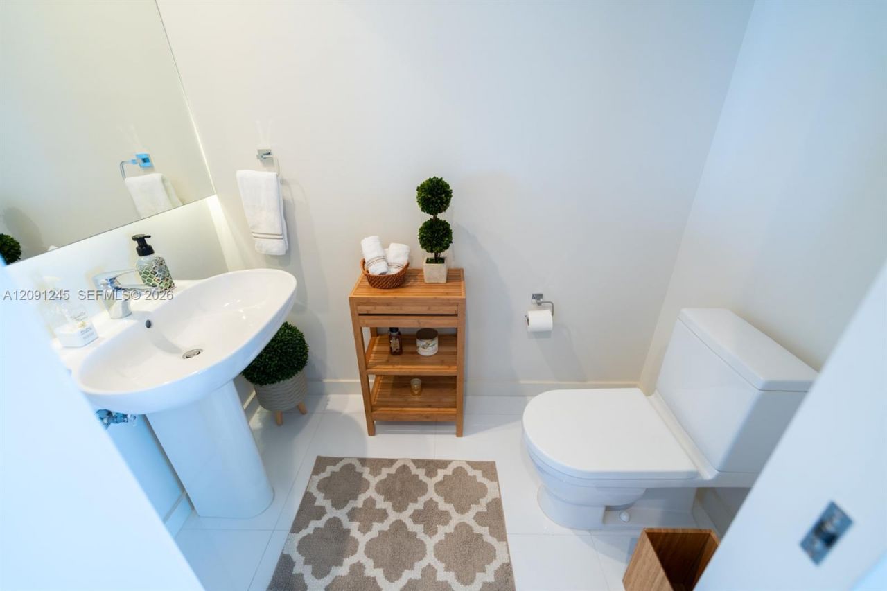 1100 Biscayne Blvd , Unit 3302, Miami, FL 33132 Photo