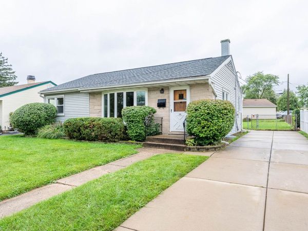 104 N Warrington Road, Des Plaines, IL 60016